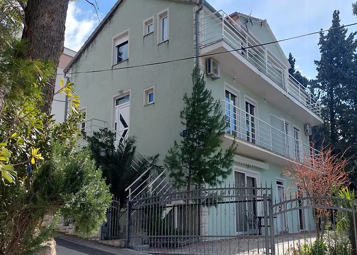 Gostinjska kuća Smokvica 3*